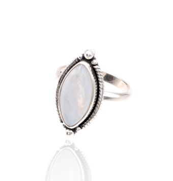ANILLO MUJER PLATA DE LEY 925 TIPO LANZADERA CON PIEDRA LUNA OVALADA CERCO CON DETALLE EN PLATA OXI 23X12 MILÍMETROS